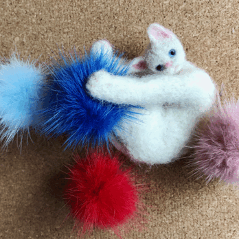 アンモニャイト F　ファーと遊ぶ子猫　ブローチ＆ペンダント　レジンド羊毛フェルトの画像