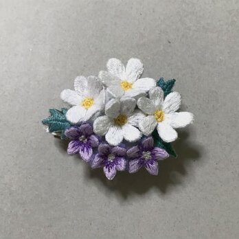 手刺繍花のブローチの画像