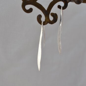 細長い葉の形　ピアス　101