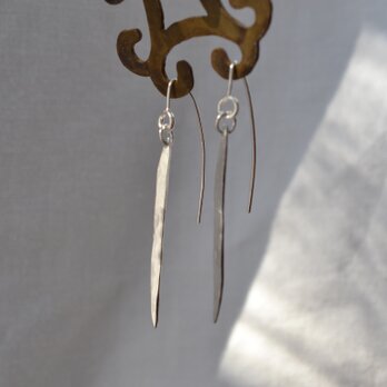 細長い葉の形　ピアス　102