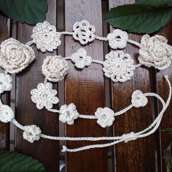 手編みのベージュのお花ネックレス・1の画像