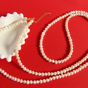 白い真珠の長いネックレスの画像