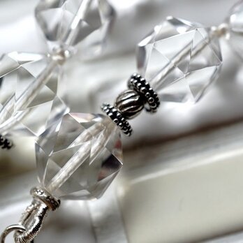 カット水晶とシルバービーズのネックレスの画像