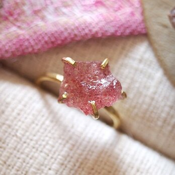 原石のストロベリークォーツのリング