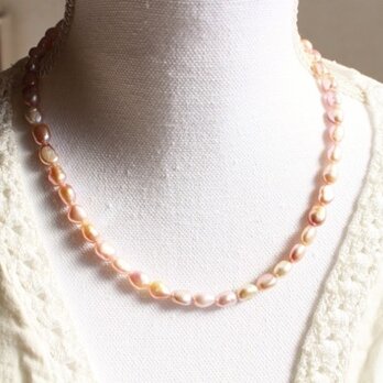 ピンク色の真珠のネックレスの画像