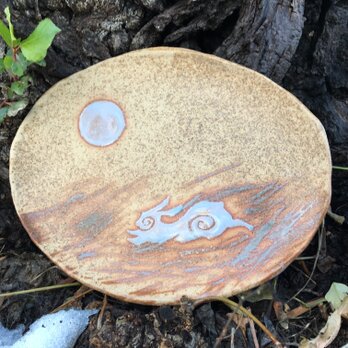 【Sold out】アイヌうさぎが疾走する草原と見守る満月の楕円中皿 茶の画像