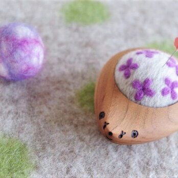 ハリネズミの羊毛ピンクッション【針山】 Hana-Hana　紫色の画像