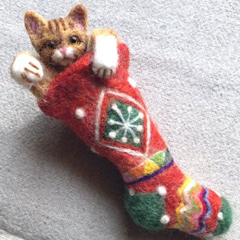 2way♪Cat in Christmas Stockings ブローチ＆ペンダント　レジンド羊毛フェルトの画像