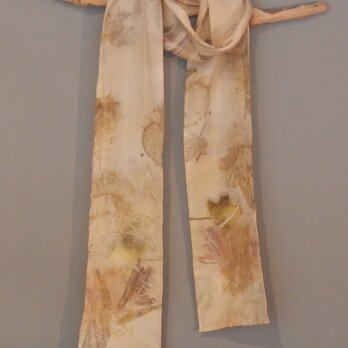 鉄媒染をしたボタニカルプリントの細長シルクスカーフの画像