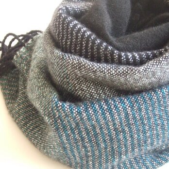手織りカシミアストール・・黒と青のしましまの画像