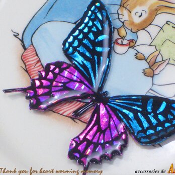 季節外れのホログラム蝶ブローチの画像