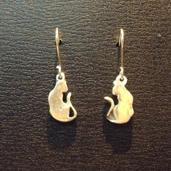 猫アクセサリー　ねこピアス　向かい合う恋人（シルバー・イヤリング変更可）