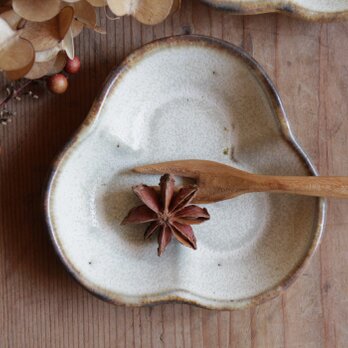 豆皿 三つ葉 やさしい雰囲気の白マット系の画像