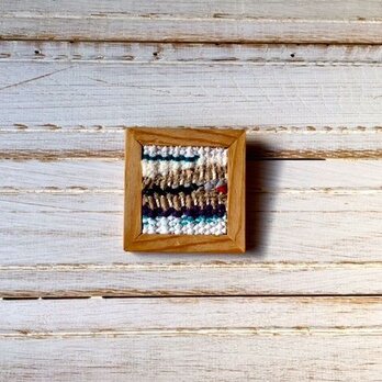 木と裂き織りのブローチ　L03