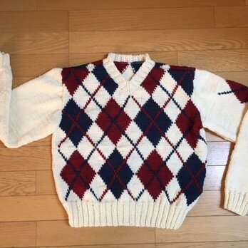 手編み☆クリーム色に紺×赤模様の入ったアーガイルセーターの画像