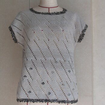 レース編みと、刺繍がしてあるフレンチ袖のベストの画像