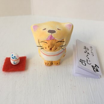 【新春福袋】今年こそ干支になりたい猫さん黄トラ（おみくじ、招き猫付き）の画像