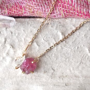 原石のピンクトルマリンとダイヤモンドクォーツのネックレスの画像