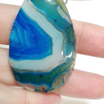 ブルーのストライプ模様が美しい　ストライプアゲート　雫型 54x32x7mmペンダントビーズ