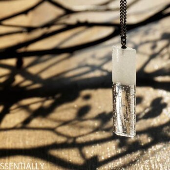 白色透明ガラスのネックレス - 「 白のかおり 」#2 ● 高さ 約35mmの画像