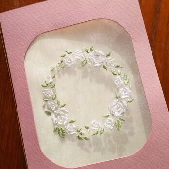 手刺繍で彩るグリーティングカード【白薔薇のリース】の画像