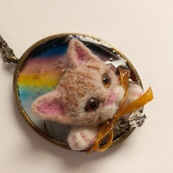 虹と猫とタンポポの綿毛のペンダントの画像