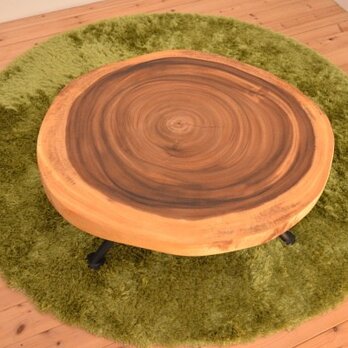 コンパクトなサイズのモンキーポッド一枚板輪切りのリビングテーブルの画像