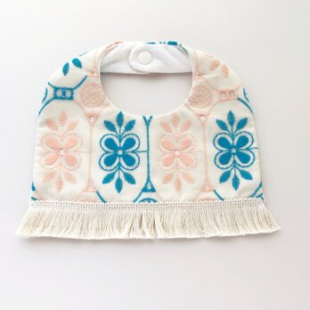 レトロな刺繍のスクエアスタイ