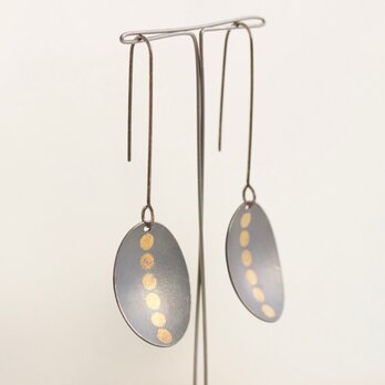 Oval 6gold dots earrings Oxidizedの画像