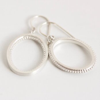 Oval missmatch earringsの画像