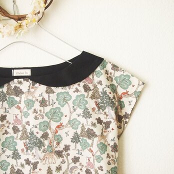 2018ｓ/ｓ　新柄　Liberty:Doe A Deer 　フレンチスリーブブラウス（クラシカルな黒襟）