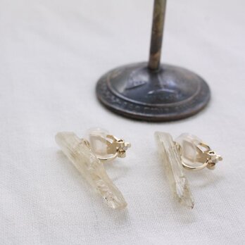 Scapolite Clip on Earrings スキャポライトの原石イヤリングの画像