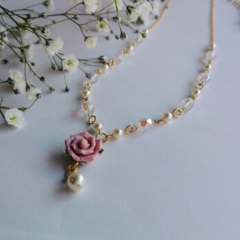 春の薔薇、ホワイトパールのネックレスの画像