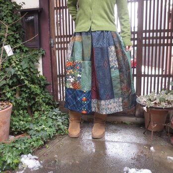 着物リメイク☆紬と銘仙を楽しくパッチ＆パッチ雪の中の春待ちスカート78㎝丈の画像