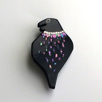 トリブローチ「カラス」