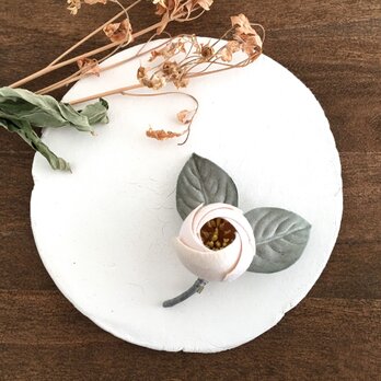 コットン蕾のブローチ(アイボリー）