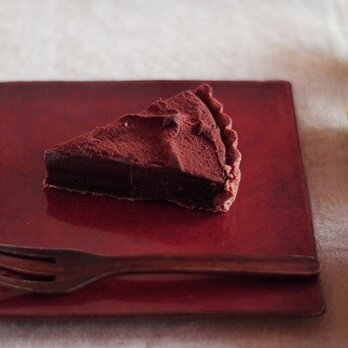 チョコレート色の板皿の画像
