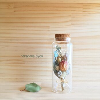 クロタネソウと小花のミニミニブーケ小瓶の画像