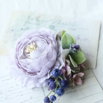 【ケース付き】ラベンダー色したラナンキュラスとベリーのコサージュ