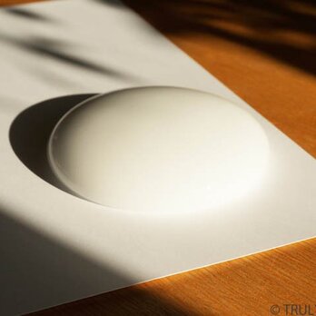 純白ガラスのインテリアオブジェ -「 いる・ある・きえる 」● 直径約10 x 高さ約2(cm)の画像