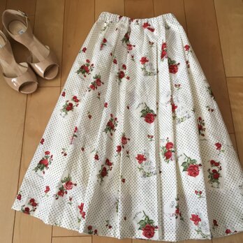 【セール】ドットクリーム地赤バラ柄スカート（お揃いシュシュ付き）の画像