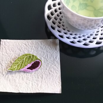 手刺繍ブローチ【おやつのじかん】桜餅の画像