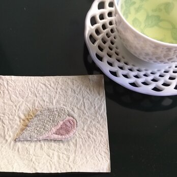 ペールトーンの手刺繍ブローチ【おやつのじかん】桜餅の画像