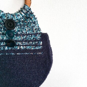 籐の持ち手のネイビーとブルー、ベージュ、グリーンのミックス糸で編んだ楕円のトートの画像