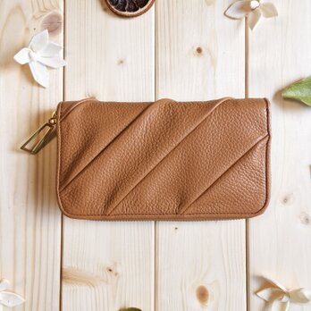 立体感のあるパッチ長財布シリーズ《イタリアレザーのキャメルカラー》ラウンド長財布　シュリンクレザー