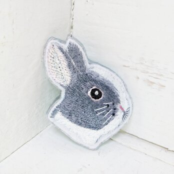 ウサギさん横顔＊刺繍ブローチの画像
