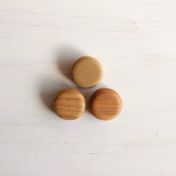 木のブローチ　○