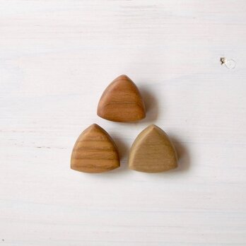 木のブローチ　△の画像