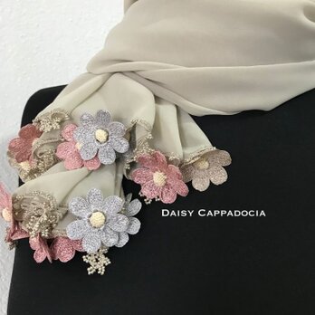 お花の刺繍つき　シフォンストール（2辺）「デイジー」ライトベージュの画像