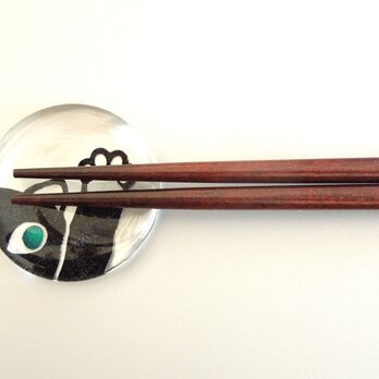 お箸をキャッチ！-黒猫片手ver-